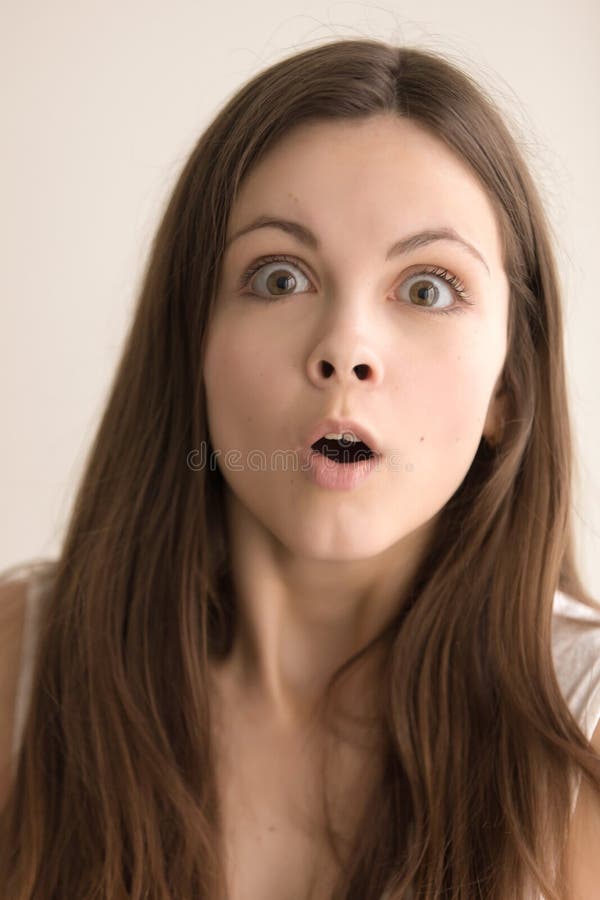 Budzący emocje headshot portret okaleczająca młoda kobieta obraz stock Budzący emocje headshot portret okaleczająca młoda kobieta obraz stock