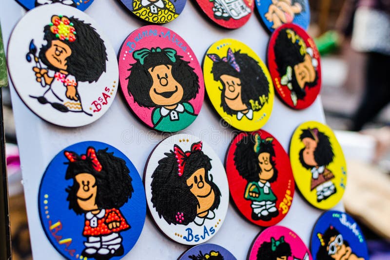 BUENOS AIRES ARGENTINA - AUGUSTI 6, 2016: Färgrika kylmagneter med Mafalda royaltyfria bilder BUENOS AIRES ARGENTINA - AUGUSTI 6, 2016: Färgrika kylmagneter med Mafalda royaltyfria bilder