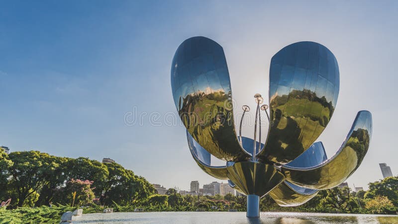 BUENOS AIRES, ARGENTINA - 17 de março de 2016: Monumento do generica de Floralis imagem de stock BUENOS AIRES, ARGENTINA - 17 de março de 2016: Monumento do generica de Floralis imagem de stock