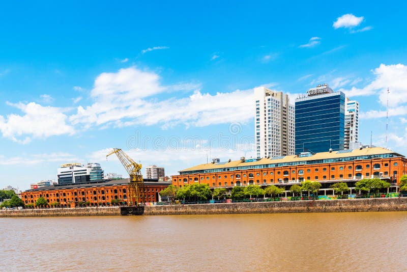 BUENOS AIRES ARGENTYNA, GRUDZIEŃ, - 25, 2017: Widok bulwar w centrum miasta Odbitkowa przestrzeń dla teksta zdjęcia stock BUENOS AIRES ARGENTYNA, GRUDZIEŃ, - 25, 2017: Widok bulwar w centrum miasta Odbitkowa przestrzeń dla teksta zdjęcia stock