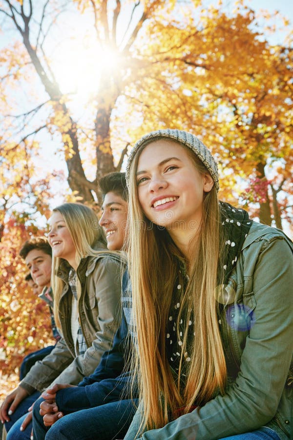 Buenos amigos hacen que la vida sea genial. un grupo de amigos jóvenes disfrutando de un día en el parque juntos. imagen de archivo