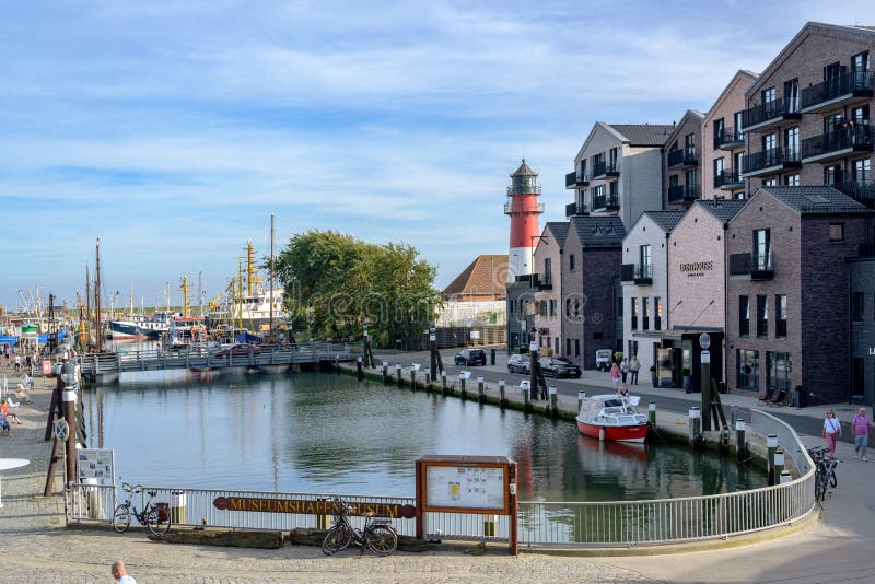 BUESUM, DEUTSCHLAND - 23. AUGUST 2019: Hafen in Buesum, deutscher Badeort und Touristenziel an der Nordsee lizenzfreies stockfoto BUESUM, DEUTSCHLAND - 23. AUGUST 2019: Hafen in Buesum, deutscher Badeort und Touristenziel an der Nordsee lizenzfreies stockfoto
