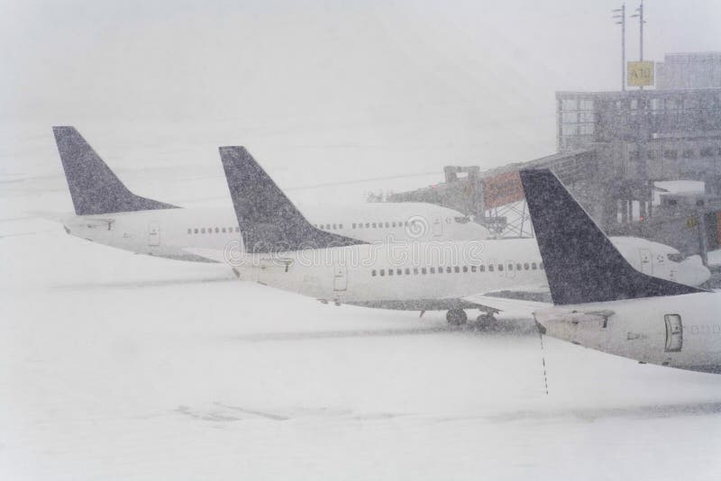 Bufera di neve su un aeroporto internazionale