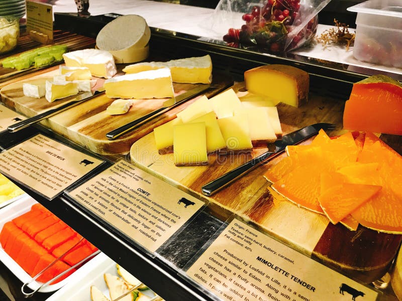 Bufete do queijo da variedade do hotel foto de stock