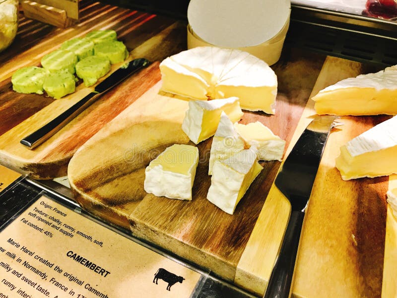 Bufete do queijo da variedade do hotel foto de stock royalty free