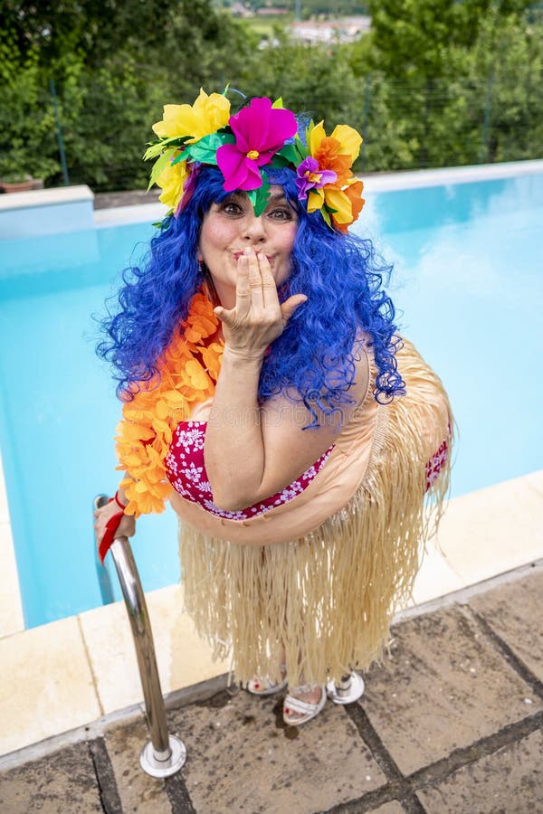 Donna Atletica Vestita Con Grasso Costume Hawaiano - Fotografie stock e  altre immagini di Acqua - Acqua, Adulto, Allegro - iStock