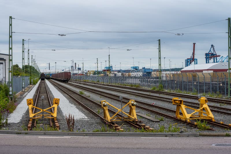 Gothenburg Suedia 24 iulie 2022 : opriri tampon la capătul liniilor de cale ferată dintr-o zonă industrială.