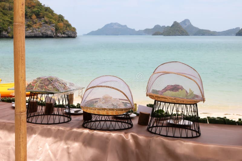 Buffet auf dem Strand, Linie Einrichtung für das Mittagessen an tropischem stockbilder Buffet auf dem Strand, Linie Einrichtung für das Mittagessen an tropischem stockbilder