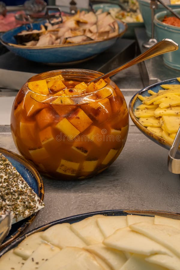 Buffet di formaggio duro con diversi formaggi. immagini stock libere da diritti