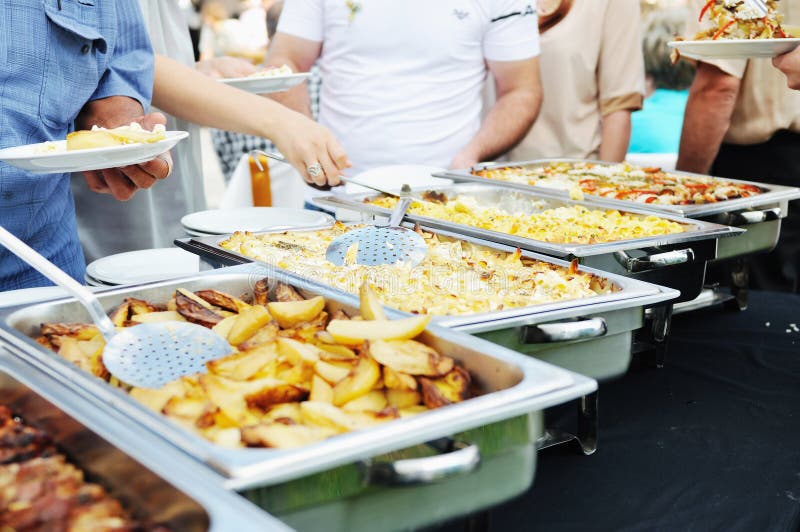 Lidé výběr potravin z tabulky na catering formou bufetu a party na obchodní semináře, konference nebo svatby.