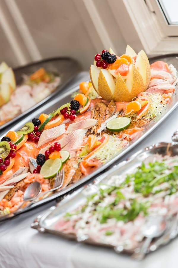 Buffet froid photo stock. Image du kiwi, dîner, fruits 43612666