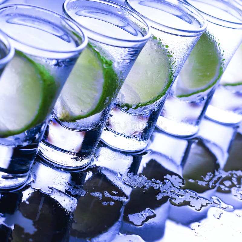 buffet Muchos vidrios con el cóctel alcohólico imagen de archivo libre de regalías buffet Muchos vidrios con el cóctel alcohólico imagen de archivo libre de regalías