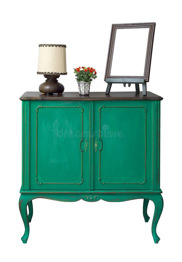 Buffet vert en bois de vintage avec le cadre de photo, le planteur de fleur, et la lampe de table de bureau vides d'isolement sur photos libres de droits Buffet vert en bois de vintage avec le cadre de photo, le planteur de fleur, et la lampe de table de bureau vides d'isolement sur photos libres de droits
