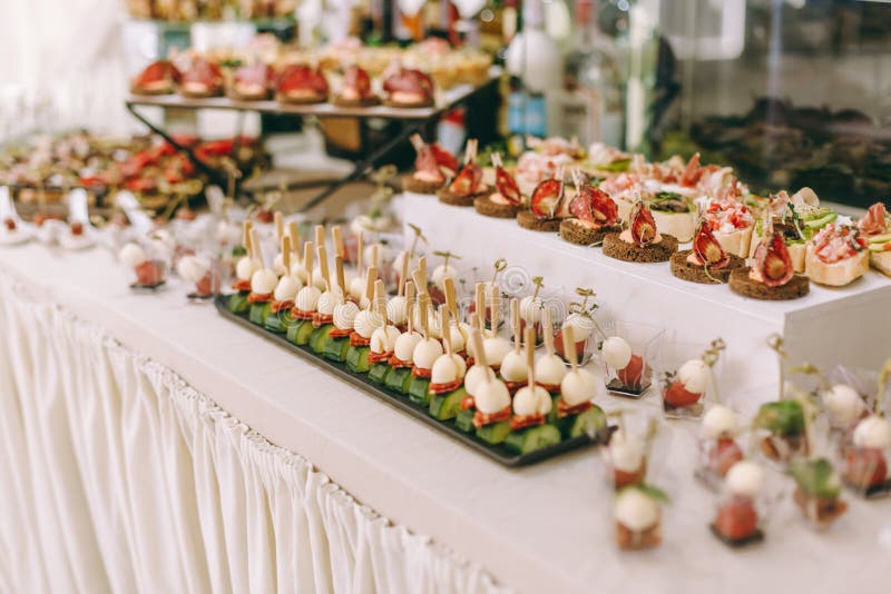 Buffetlijst van ontvangst met burgers, koude snacks, vlees en salades stock afbeelding Buffetlijst van ontvangst met burgers, koude snacks, vlees en salades stock afbeelding