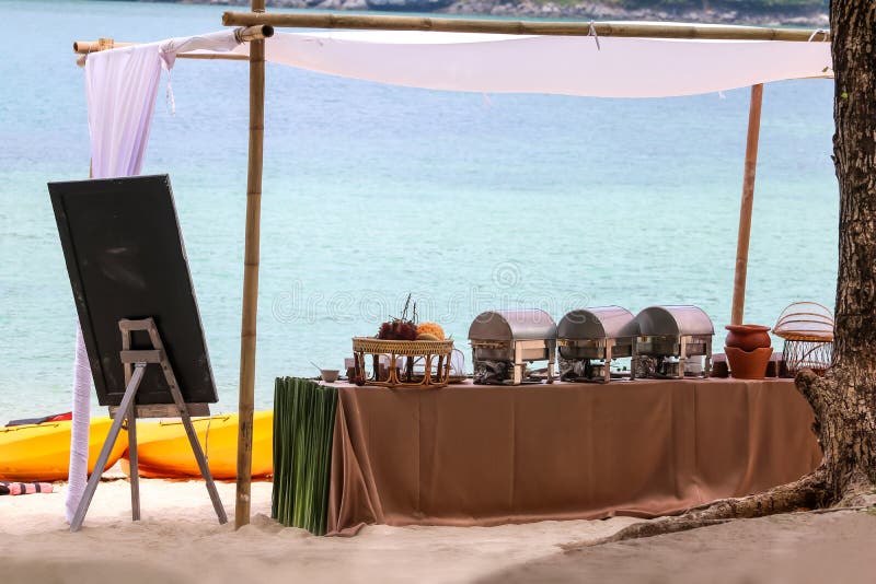 Buffé på stranden, linje aktivering för lunch på tropiskt fotografering för bildbyråer Buffé på stranden, linje aktivering för lunch på tropiskt fotografering för bildbyråer