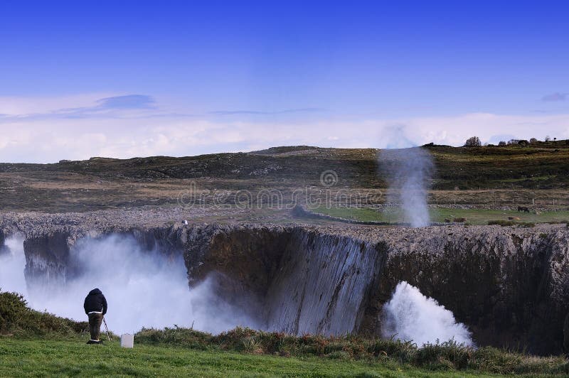 Bufones DE Pria in de kust dichtbij een klip in Asturias royalty-vrije stock foto Bufones DE Pria in de kust dichtbij een klip in Asturias royalty-vrije stock foto