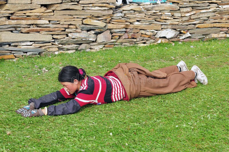 Bugat be den tibetana flickan arkivfoto Bugat be den tibetana flickan arkivfoto
