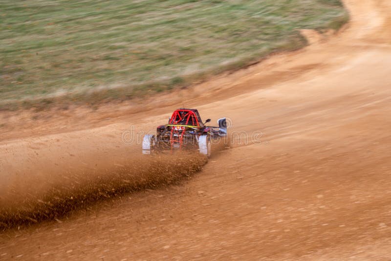 Buggies en la pista autocross patinaje polvo y suciedad que vuelan bajo los neumáticos fotografía de archivo libre de regalías