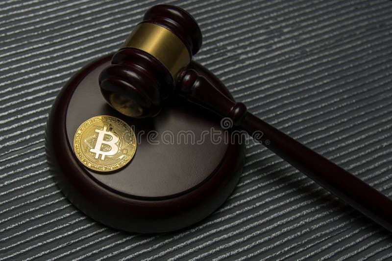 Bugia dorata del bitcoin con il martelletto del giudice su fondo a strisce fotografia stock Bugia dorata del bitcoin con il martelletto del giudice su fondo a strisce fotografia stock