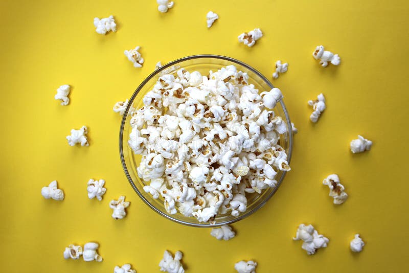 Bugie croccanti salate del popcorn su una lastra di vetro immagine stock libera da diritti