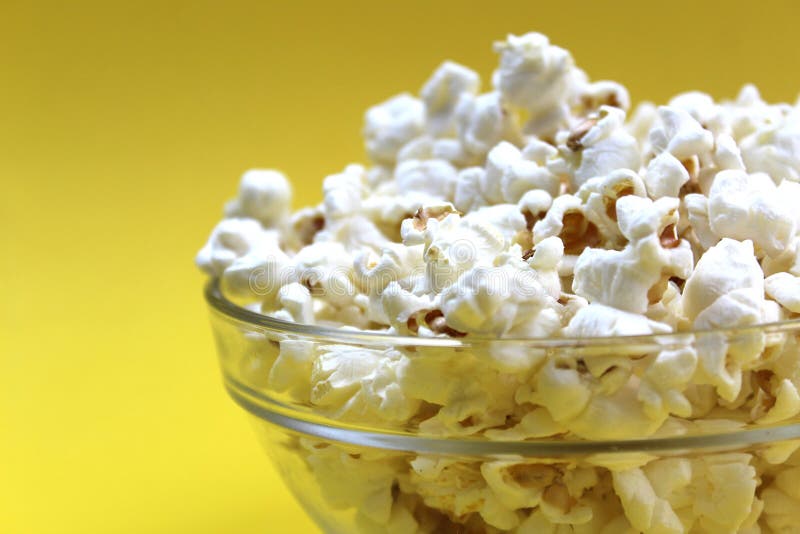 Bugie croccanti salate del popcorn su una lastra di vetro fotografia stock