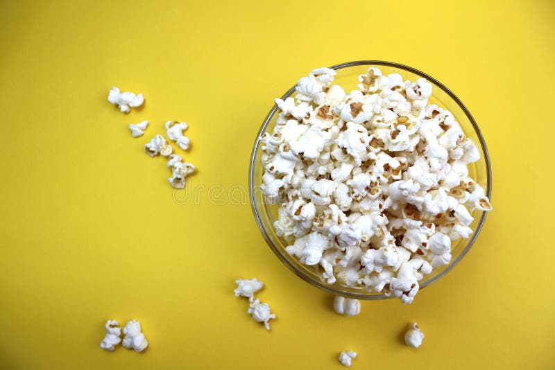 Bugie croccanti salate del popcorn su una lastra di vetro fotografia stock libera da diritti