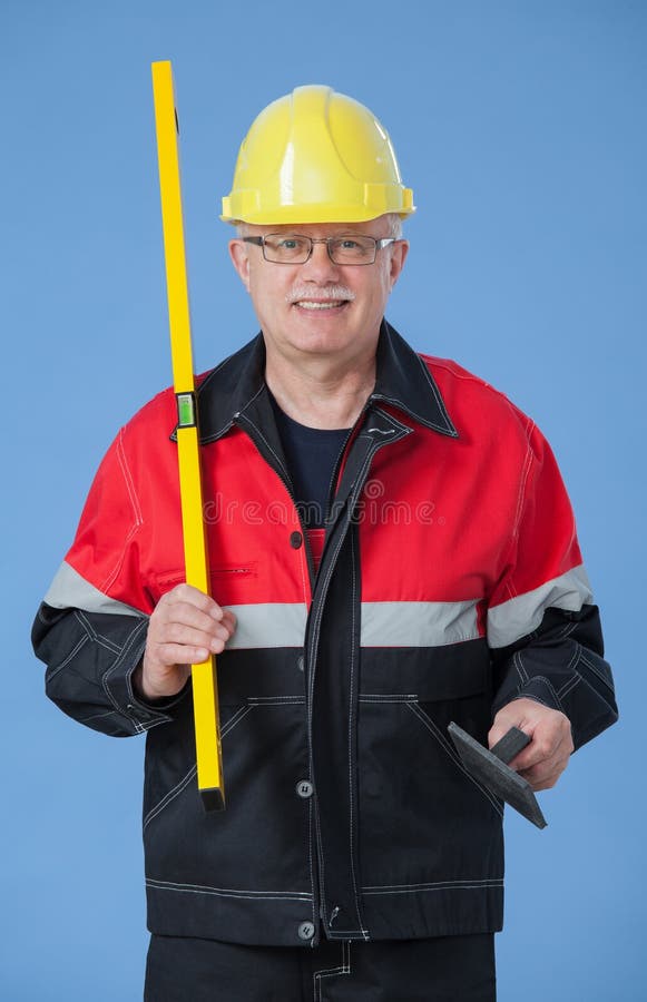 Builder holding a level and a trowel