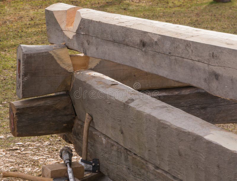 Building house in old technology using knot timber