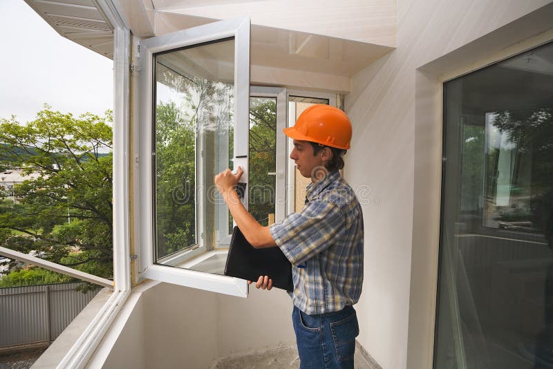 L'ispettore di costruzione i controlli di qualità di installazione di nuove finestre.