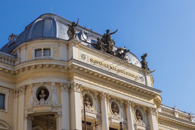 Budova Slovenského národného divadla v starom meste Bratislavy