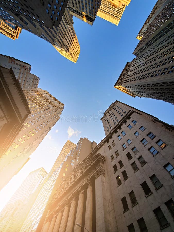 Wall Street luôn được biết đến là trái tim của kinh doanh và tài chính thế giới. Nếu bạn muốn tìm hiểu về một trong những khu định cư kinh doanh nổi tiếng nhất trên thế giới và xem những tòa nhà đầy ấn tượng của nó, thì hãy xem hình ảnh này!