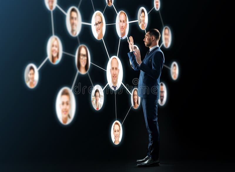 Buisnessman que olha a rede dos contatos fotos de stock