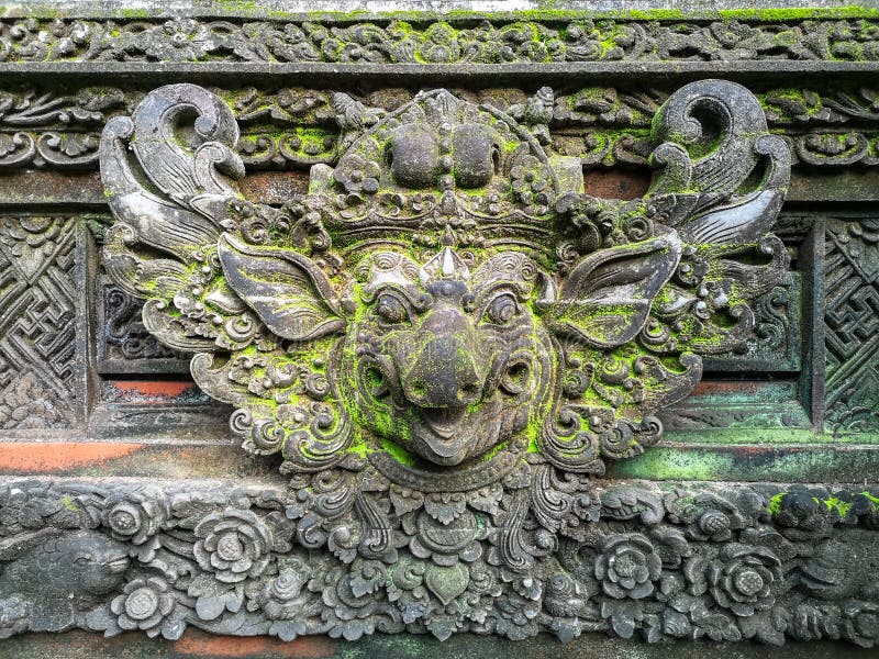 Buitengravure bij tempel in Ubud, Bali in Indonesië - December 2018 royalty-vrije stock foto Buitengravure bij tempel in Ubud, Bali in Indonesië - December 2018 royalty-vrije stock foto