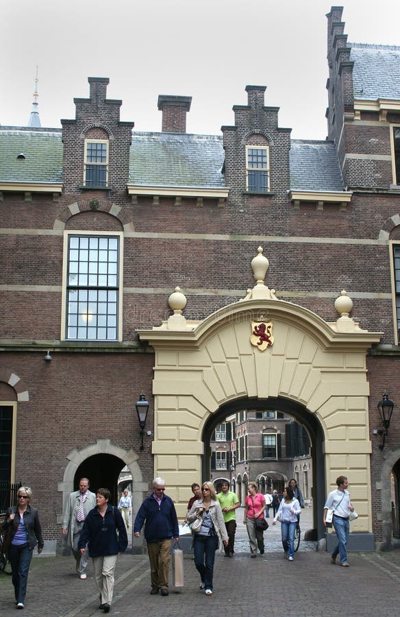Buitenhof med sikt på den inre domstolen royaltyfria bilder Buitenhof med sikt på den inre domstolen royaltyfria bilder