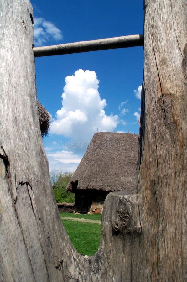 Buitenhuis dat door houten omheining wordt gezien stock fotografie Buitenhuis dat door houten omheining wordt gezien stock fotografie