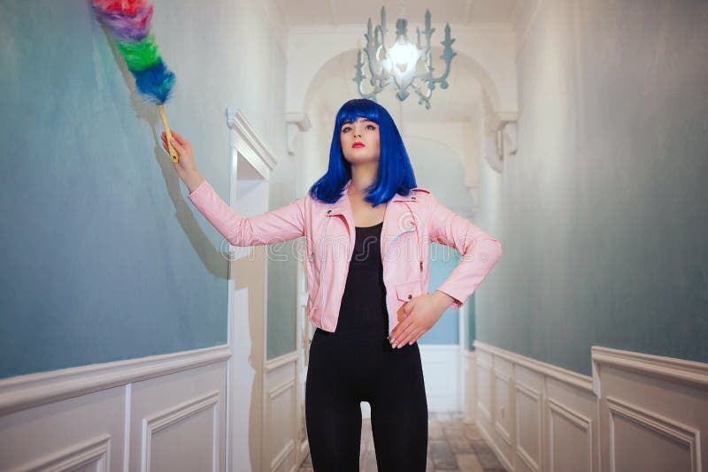 Buitenissige manier Houden het glamour synthetische meisje, de valse pop met lege blik en het blauwe haar schoonmakend bereik in royalty-vrije stock fotografie Buitenissige manier Houden het glamour synthetische meisje, de valse pop met lege blik en het blauwe haar schoonmakend bereik in royalty-vrije stock fotografie