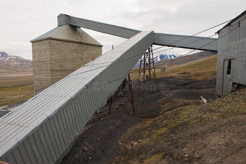 Buitenkant van de verlaten noordpoolkolenmijngebouwen in Longyearbyen, Noorwegen royalty-vrije stock foto's Buitenkant van de verlaten noordpoolkolenmijngebouwen in Longyearbyen, Noorwegen royalty-vrije stock foto's