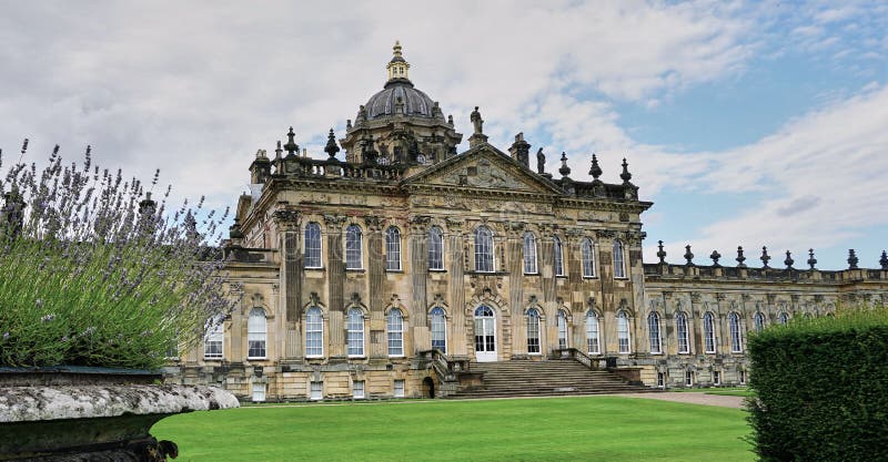 Buitenmening van Beroemd Kasteel Howard, Yorkshire Engeland stock afbeeldingen Buitenmening van Beroemd Kasteel Howard, Yorkshire Engeland stock afbeeldingen