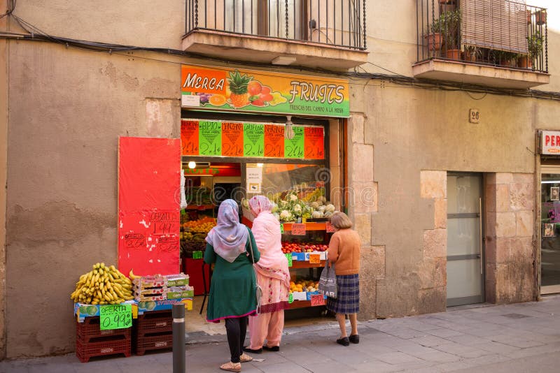 Buitenmening van een fruit en een plantaardige winkel stock afbeeldingen Buitenmening van een fruit en een plantaardige winkel stock afbeeldingen