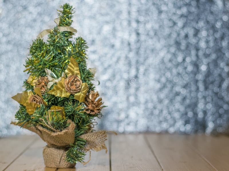 Buitensporige Kerstboom op een houten vloer royalty-vrije stock afbeelding Buitensporige Kerstboom op een houten vloer royalty-vrije stock afbeelding