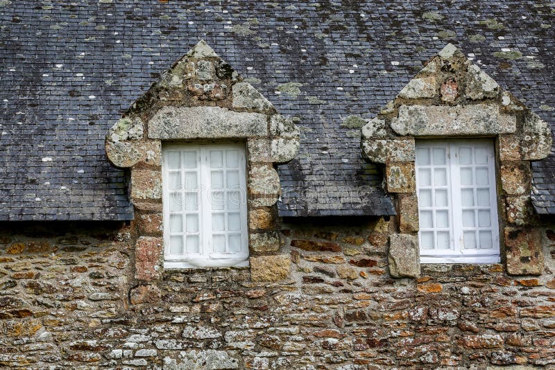 buitenvoorgevel en leidak van een typisch huis van Bretagne stock foto buitenvoorgevel en leidak van een typisch huis van Bretagne stock foto