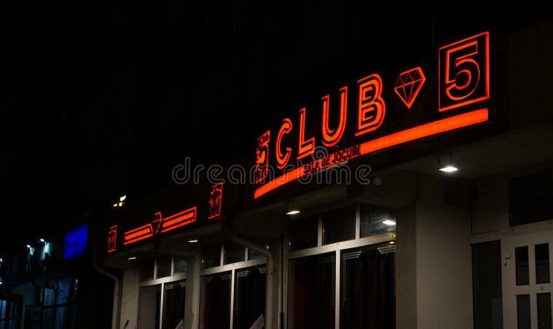 Bukarest/Rumänien 9. Juli 2019: Die Fassade eines Nachtklubs in der Dunkelheit lizenzfreie stockfotos Bukarest/Rumänien 9. Juli 2019: Die Fassade eines Nachtklubs in der Dunkelheit lizenzfreie stockfotos