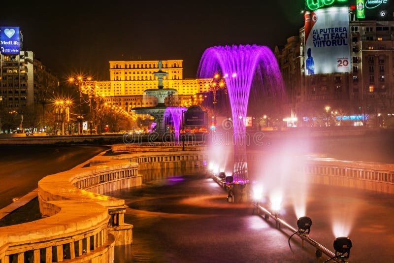 Bukarest, Rumänien - 01 04 2017, Nachtspuren und das errichtende O stockfoto Bukarest, Rumänien - 01 04 2017, Nachtspuren und das errichtende O stockfoto