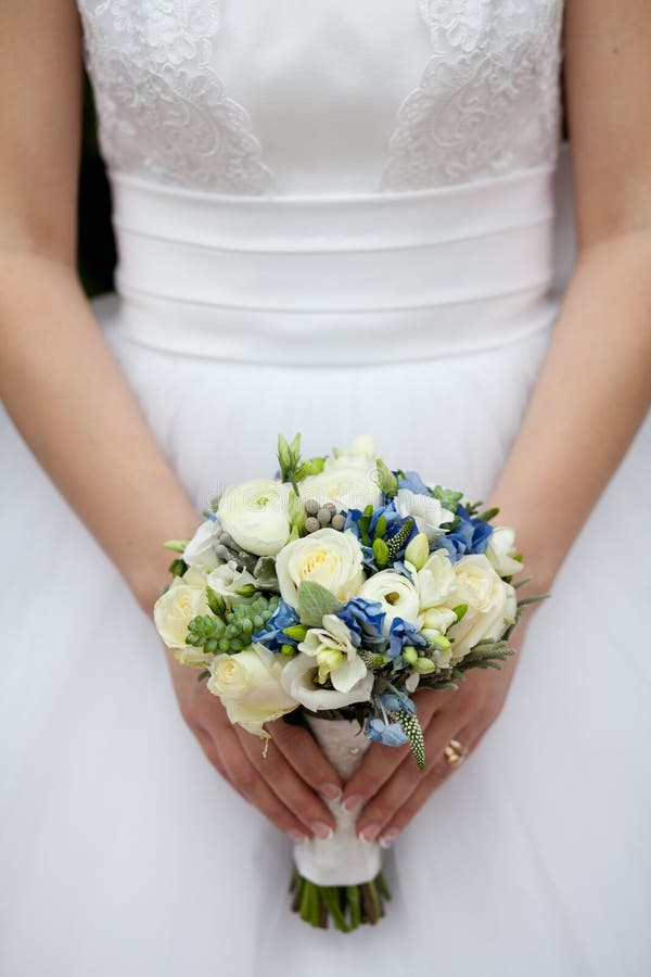bukett av blommor i h?nderna av bruden royaltyfria bilder bukett av blommor i h?nderna av bruden royaltyfria bilder
