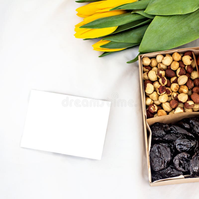 Bukett av blommor - tulpan, gåva och muttrar royaltyfri foto