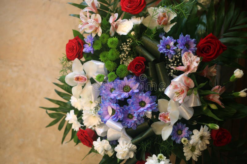 Bukett av den bästa sikten för färgrika olika blommor mot apelsinstenbakgrund royaltyfria foton Bukett av den bästa sikten för färgrika olika blommor mot apelsinstenbakgrund royaltyfria foton