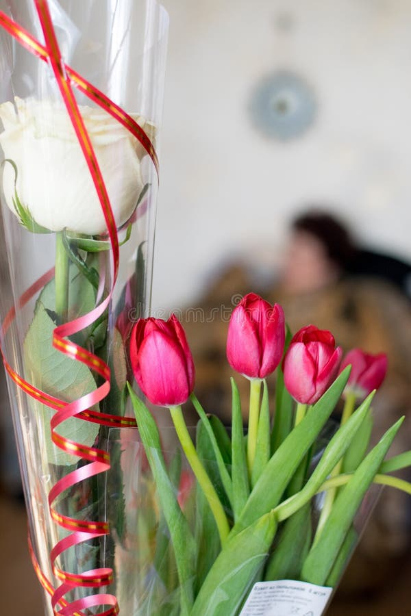 Bukett av den vita rosen och den röda tulpan på berömcloseupen royaltyfria bilder Bukett av den vita rosen och den röda tulpan på berömcloseupen royaltyfria bilder