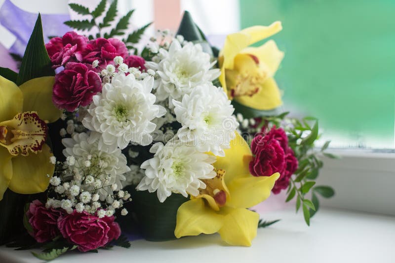 Bukett av härliga blommor i fönstret royaltyfri bild Bukett av härliga blommor i fönstret royaltyfri bild