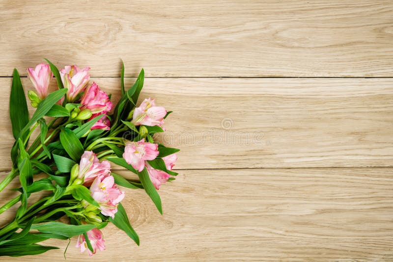 Bukett av rosa alstroemeria på träplattan royaltyfri foto Bukett av rosa alstroemeria på träplattan royaltyfri foto