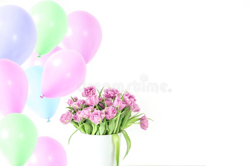 Bukett av rosa tulpan i hink med rosa luftballonger för lott Ny våreaster blomma Vit bakgrund, kopieringsutrymme royaltyfri foto Bukett av rosa tulpan i hink med rosa luftballonger för lott Ny våreaster blomma Vit bakgrund, kopieringsutrymme royaltyfri foto